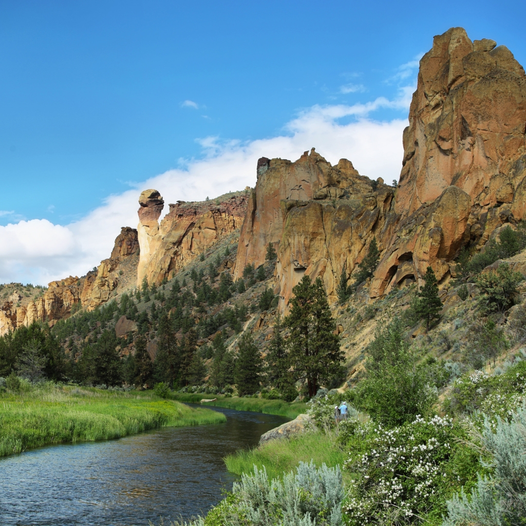 Crooked RIver flowing through Smith Rock State park in Terrebonne, Oregon
